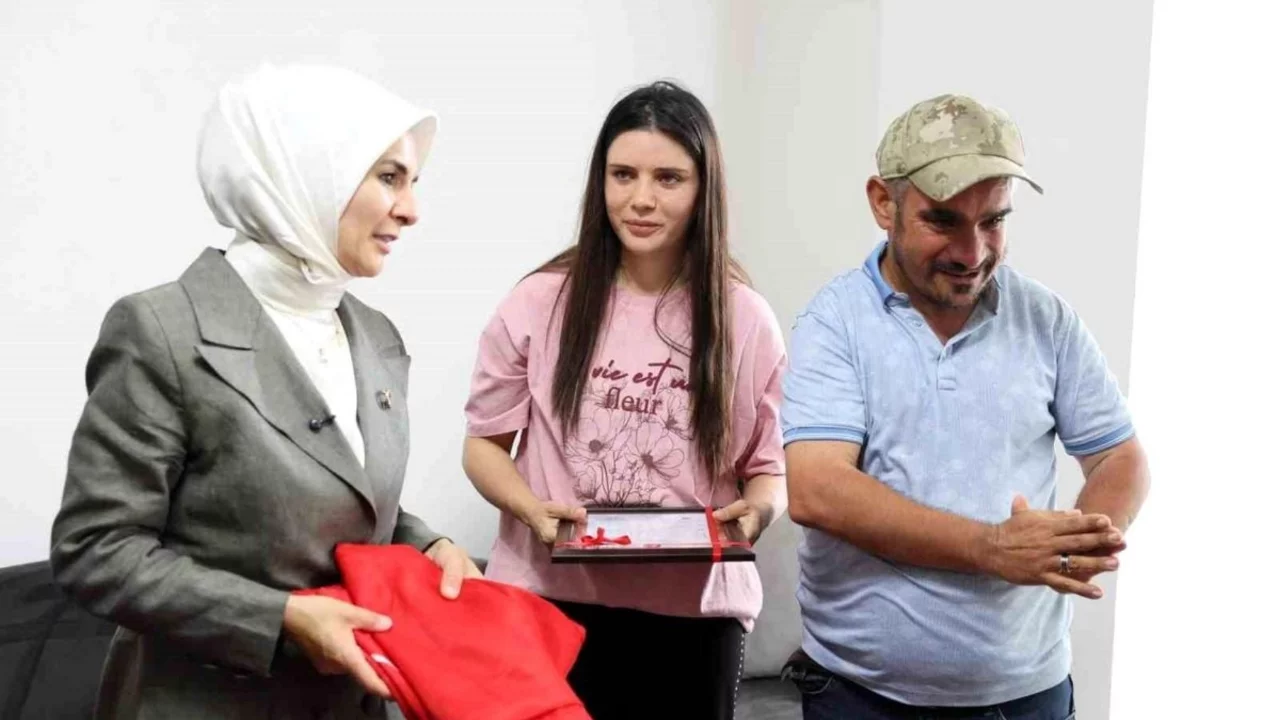 Engelli kardeşlerine &ouml;mr&uuml;n&uuml; adayan &Ccedil;ilem'e ev tapusu teslim edildi