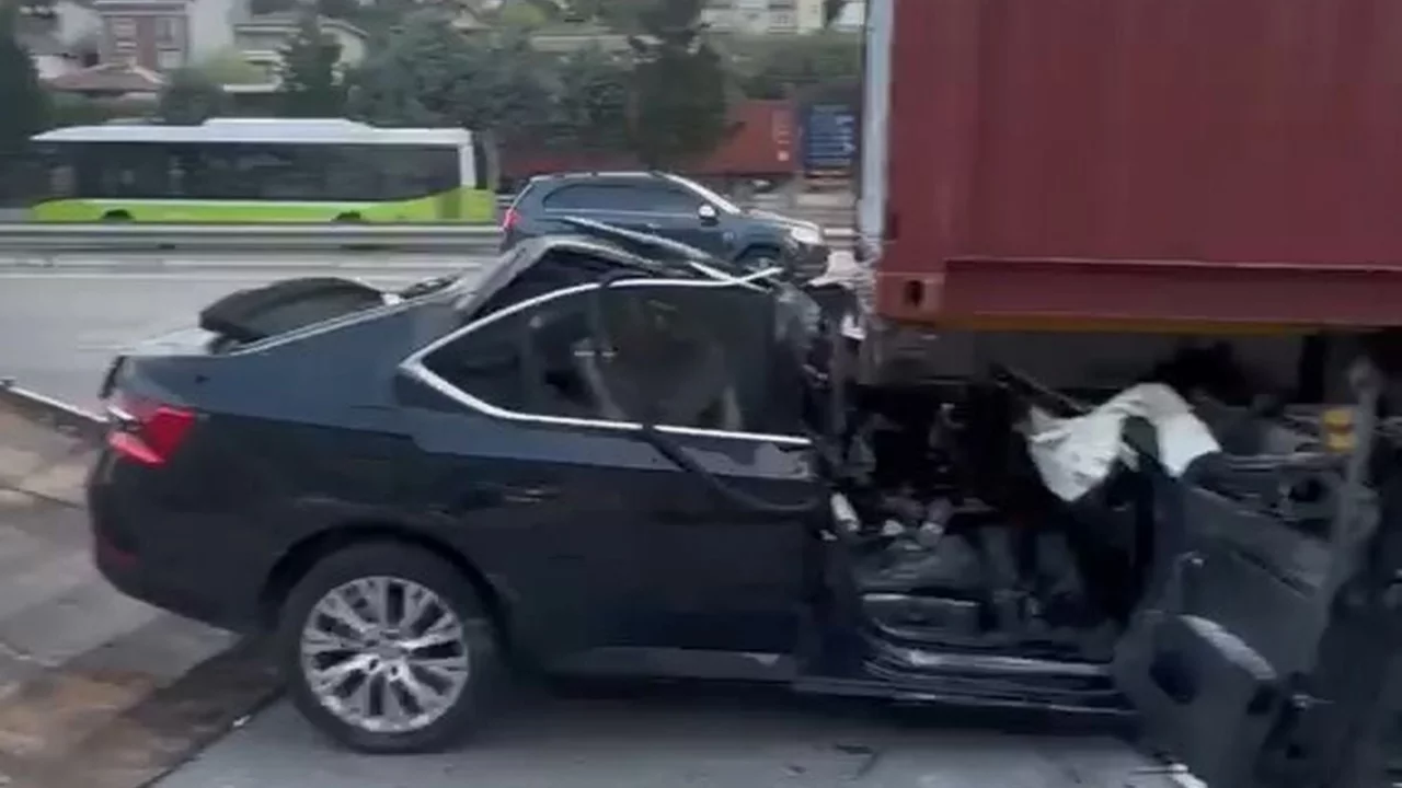 TIR'a arkadan &ccedil;arpan otomobilin s&uuml;r&uuml;c&uuml;s&uuml; ve babası hayatını kaybetti