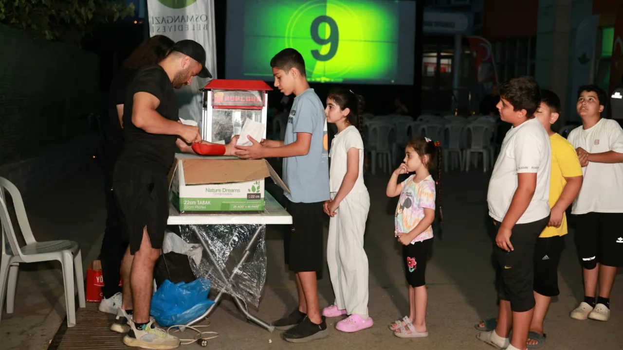 Osmangazi'de yaz akşamları açık hava sinemasıyla renkleniyor