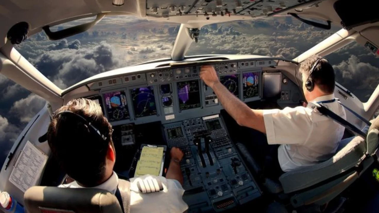 Pilot maaş bordrosunu paylaştı! Kazancı dudak u&ccedil;uklattı