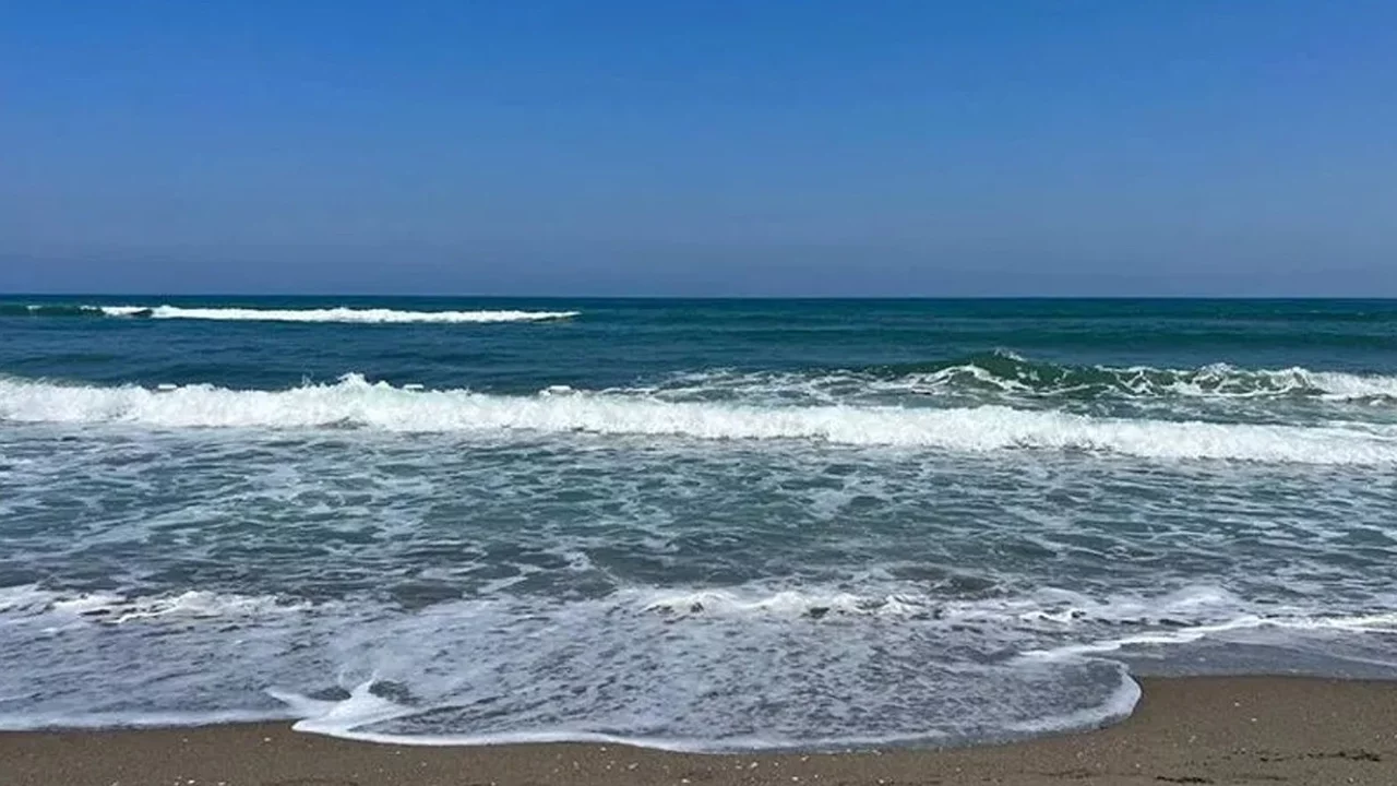 Olumsuz hava nedeniyle ilçedeki tüm plajlar 2 gün süreyle kapatıldı