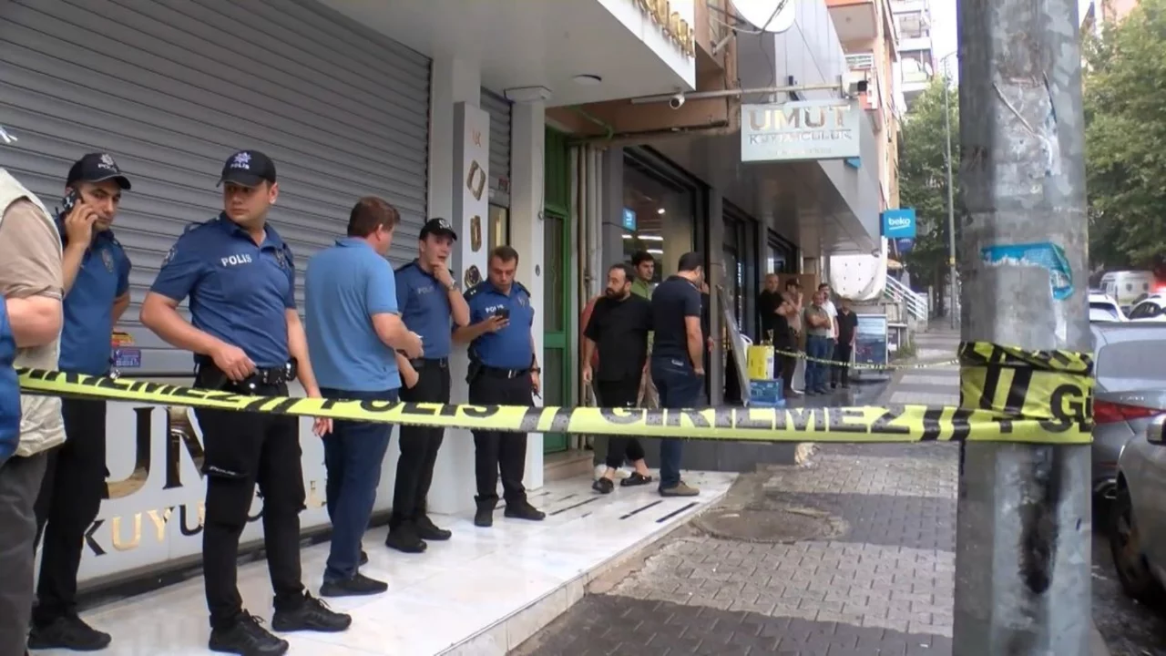 İstanbul'da film gibi soygun! Maske ve silahlarla baskın yaptılar...