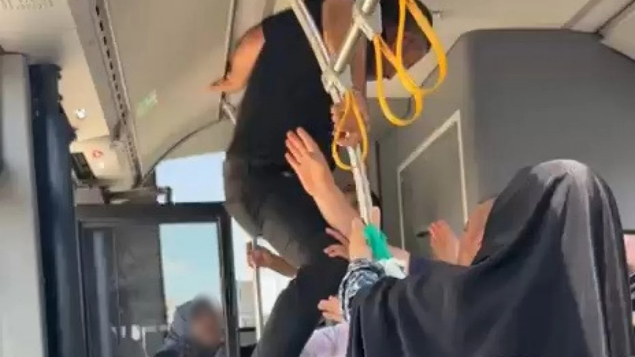 Yumruklar havada u&ccedil;uştu, yolcular panik yaşadı