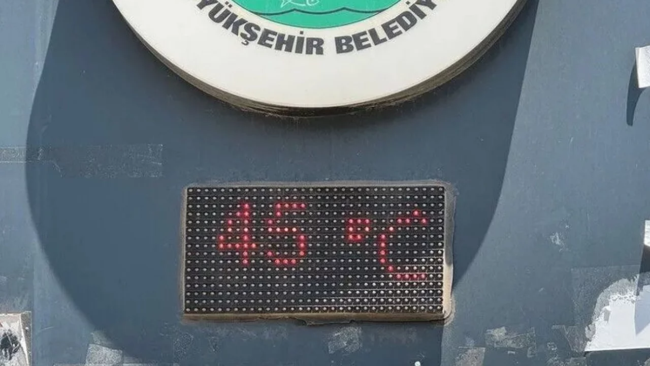 Termometreler 45 dereceyi gördü, vatandaşlar gölgelik alanlara sığındı