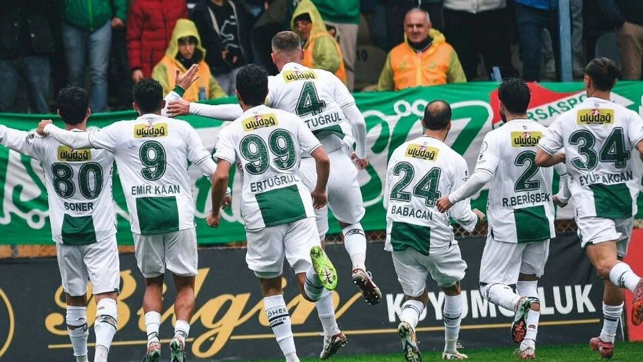 Bursaspor'un transfer hareketinde beklenmeyen gelişme! Golc&uuml; beklerken...