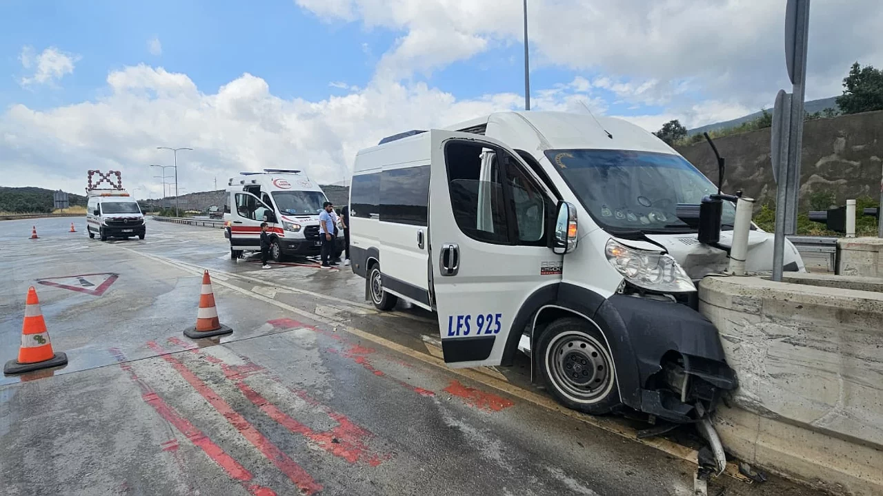 Bursa'da servis gişelere &ccedil;arptı! &Ccedil;ok sayıda yaralı...