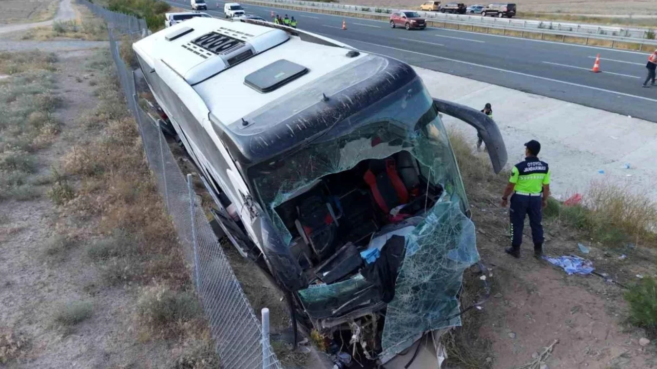  44 kişinin yaralandığı korkunç kazada1 kişi hayatını kaybetti