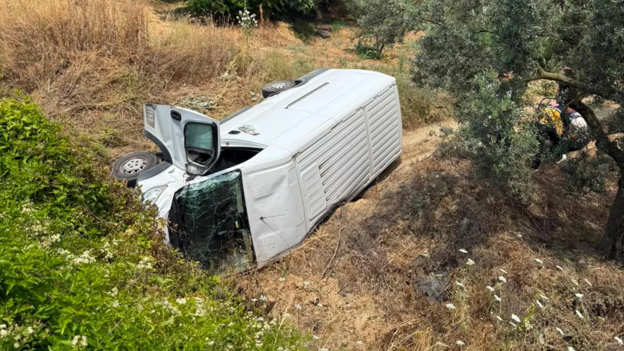 Bursa'da y&uuml;rekleri ağza getiren kaza! Kamyonet u&ccedil;uruma u&ccedil;tu