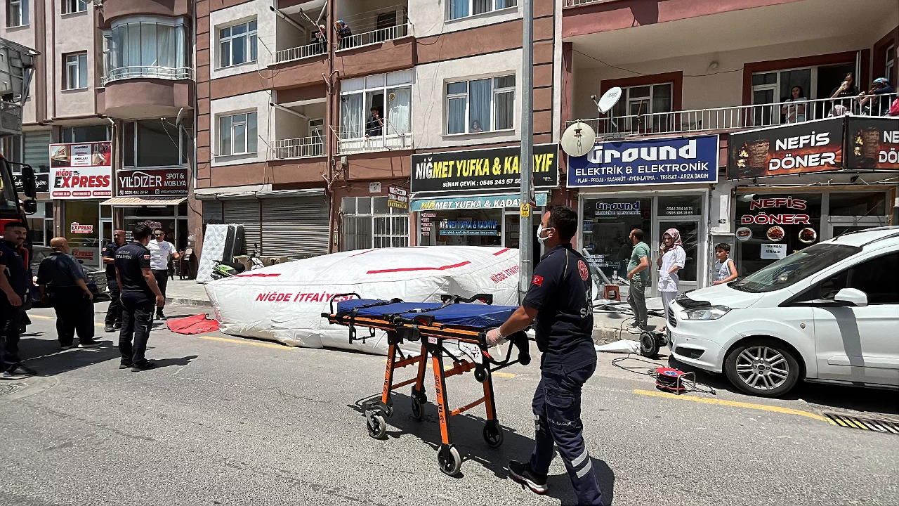 Nişanlı &ccedil;iftin tartışması kabusa d&ouml;nd&uuml;! Cam par&ccedil;alarıyla yaraladı, kendilerini odaya kilitledi
