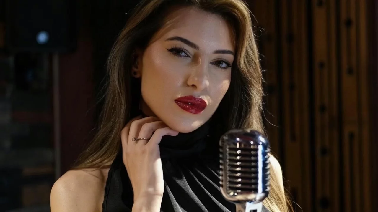 Şiir Deniz &Uuml;nal'dan kardeş coğrafyanın k&ouml;kl&uuml; ezgisine bambaşka dokunuş! 'Gal Sene Kurban' dinleyiciyle buluştu