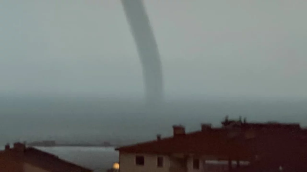 Sağanağın ardından ortaya &ccedil;ıktı! Denizde oluşan hortum paniğe neden oldu