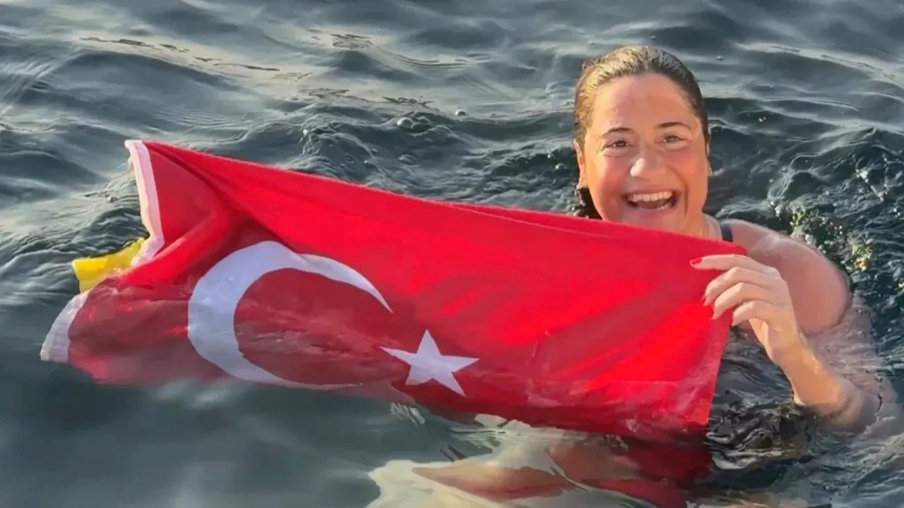 Ultra maraton y&uuml;z&uuml;c&uuml;s&uuml; Aysu T&uuml;rkoğlu tarihe ge&ccedil;ti! Tsugaru Kanalı'nı 13 saat 44 dakikada ge&ccedil;ti