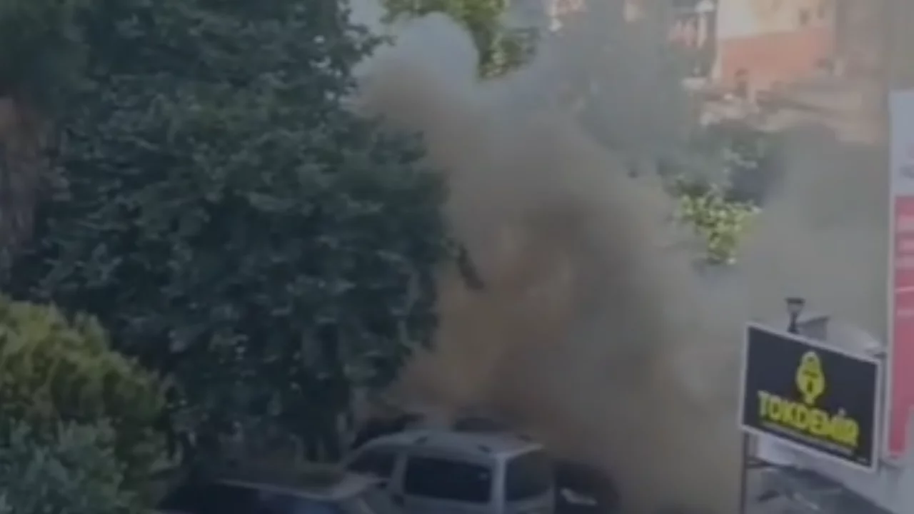 Bursa'da esrarengiz yangın! Park halindeki ara&ccedil;lar alevlere teslim oldu