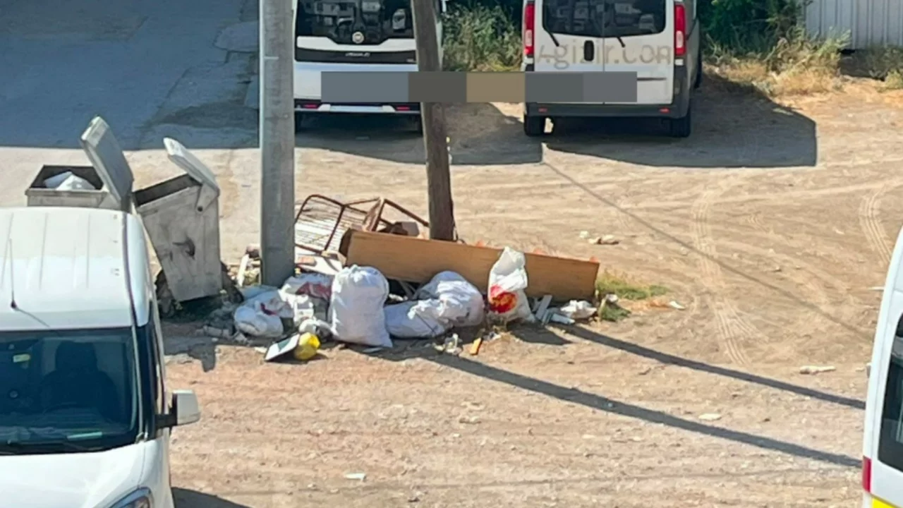 Bursa'nın bir sokağında belediye ekipleri devreye giriyor, saatler sonra g&ouml;r&uuml;nt&uuml; yine aynı!