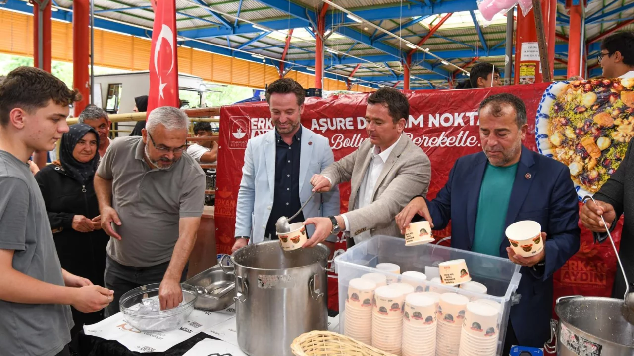 Başkan Erkan Aydın Hamitler'de vatandaşlarla buluştu: Aşure ikramı ve pazar ziyaretiyle dayanışma mesajı