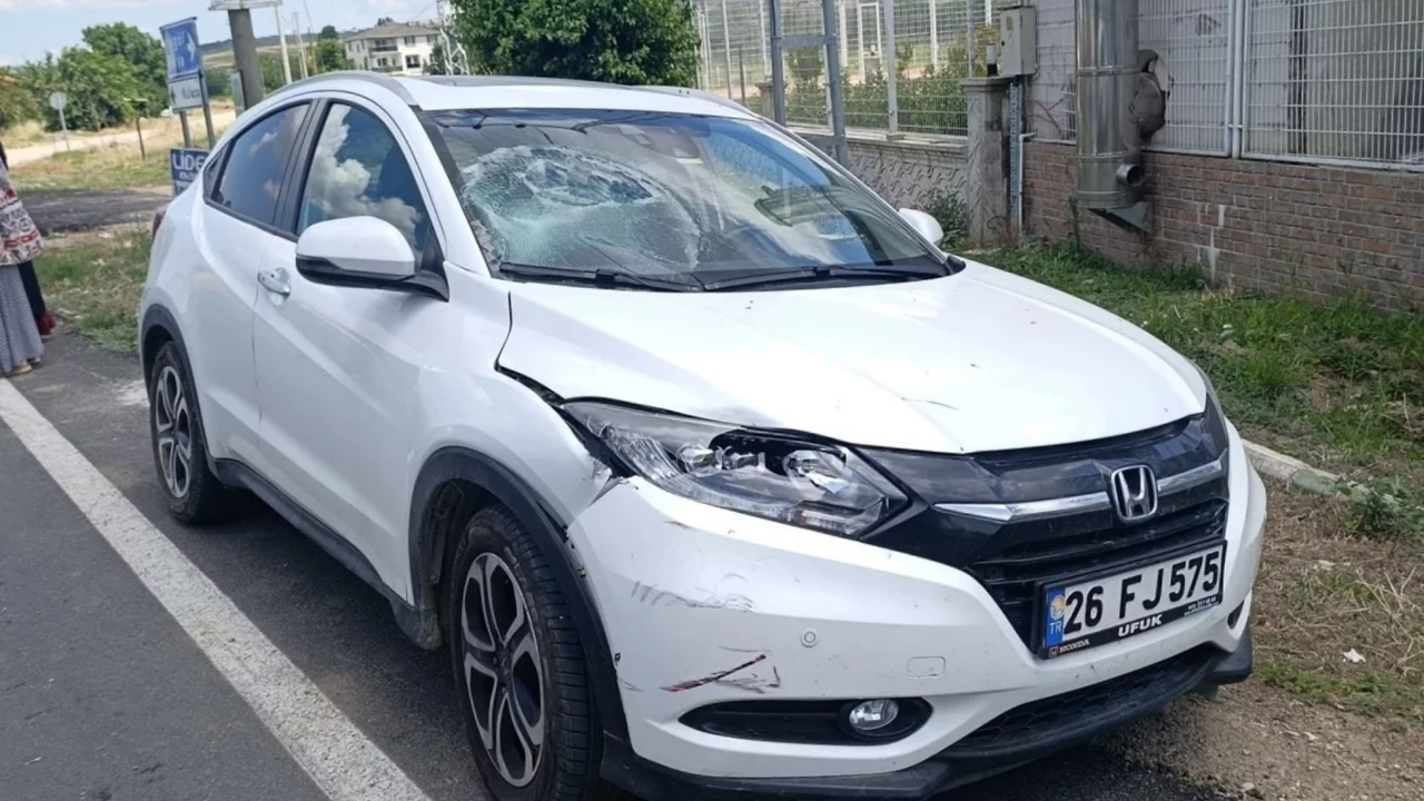 Bursa'da bisikletli &ccedil;ocuğa otomobil &ccedil;arptı: Yaralı hastaneye kaldırıldı