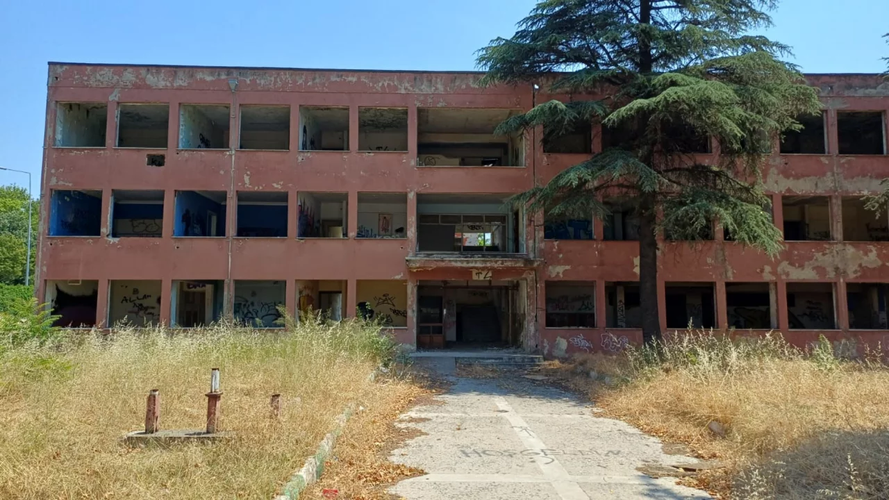 Bursa'nın g&ouml;beğinde kaderine terk edildi! Her g&uuml;n binlerce kişi &ouml;n&uuml;nden ge&ccedil;iyor