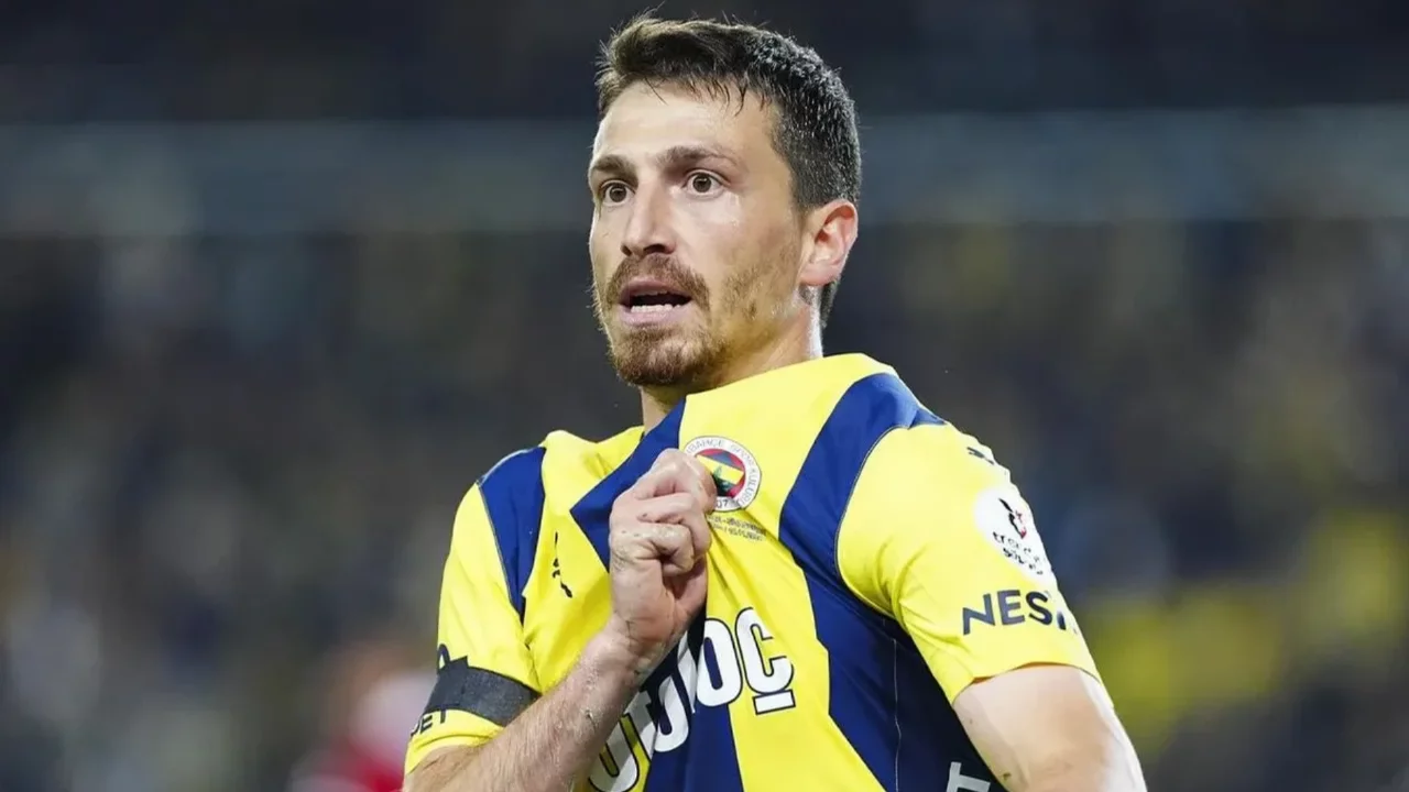 Fenerbah&ccedil;e'de Mert Hakan Yandaş ile yola devam: Asgari &uuml;cretle imza