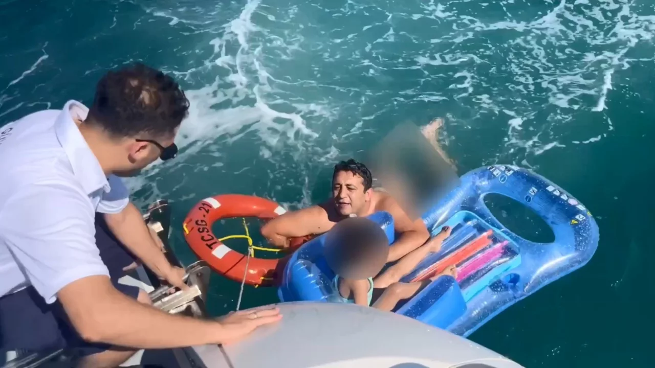 Korku dolu anlar! Deniz yatağıyla a&ccedil;ığa s&uuml;r&uuml;klendi, sahil g&uuml;venlik son anda yetişti