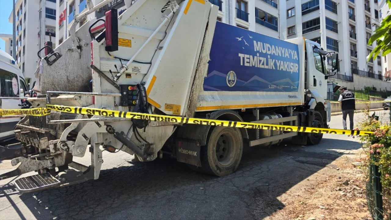 Bursa'da feci kaza! &Ccedil;&ouml;p kamyonunun &ccedil;arptığı 70 yaşındaki yaya hayatını kaybetti
