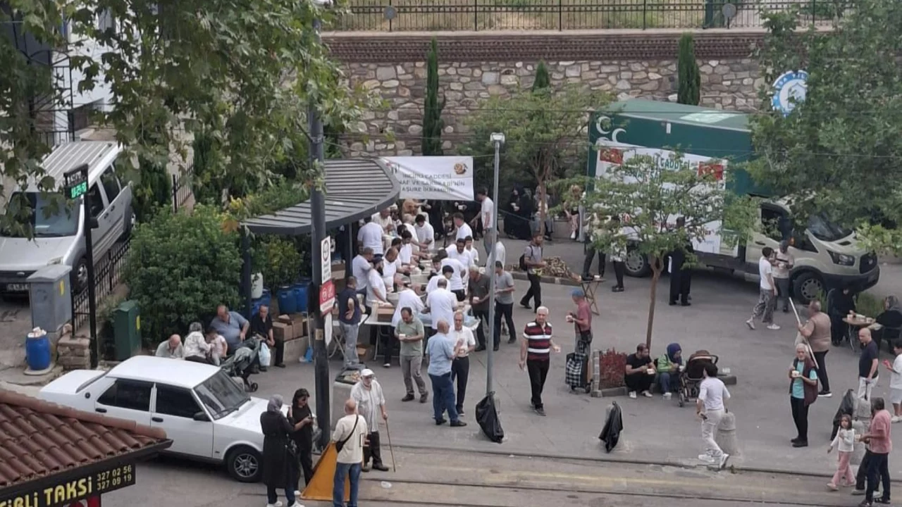 Bursa'da aşure bereketi! Kazan kazan kaynadı, tenceresini kapan geldi... 
