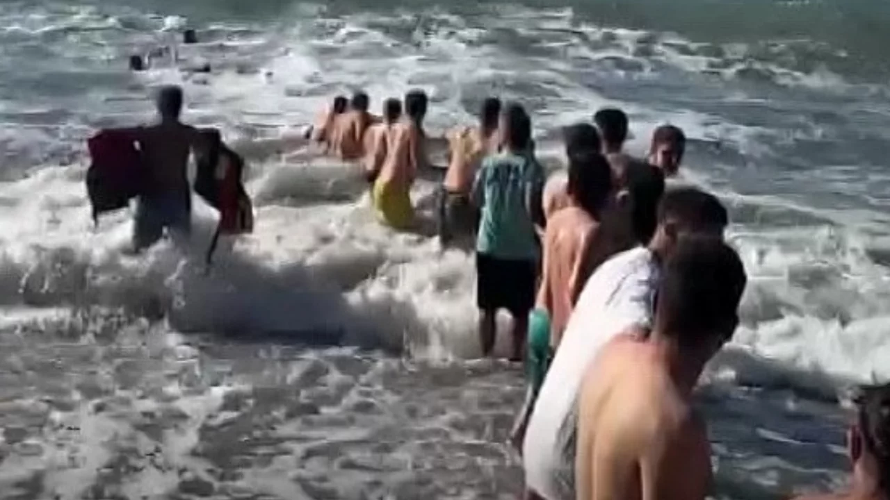 Zonguldak'ta dalgalara kapılan 2 kişi insan zinciriyle kurtarıldı