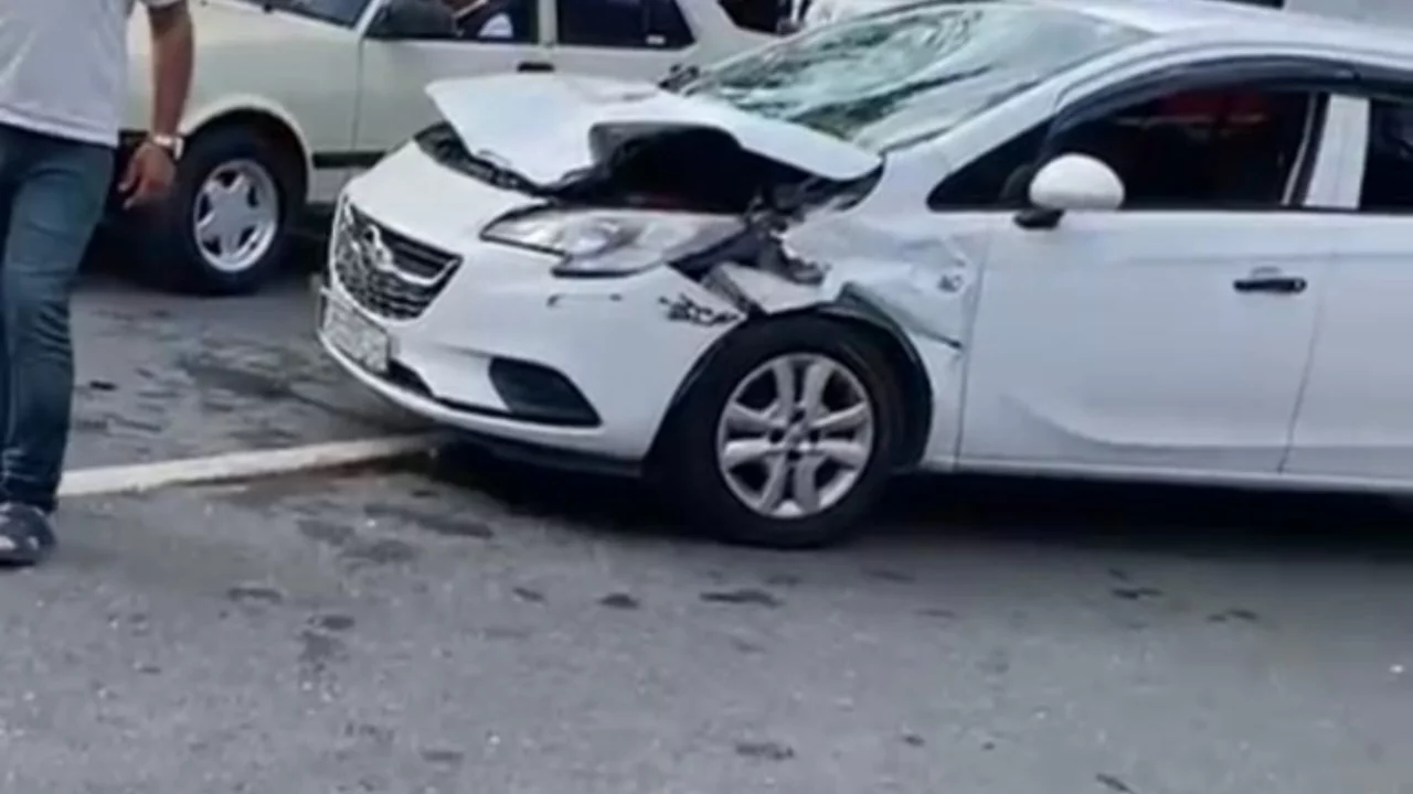 3 yaşındaki &ccedil;ocuk ve babasına otomobil &ccedil;arptı! Yol trafiğe kapandı