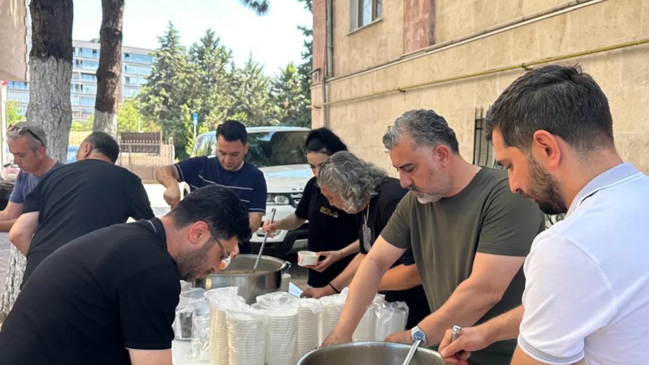 Bursa'da Muharrem ayının bereketi paylaşıldı! Afyonluların aşure buluşmasına yoğun ilgi...