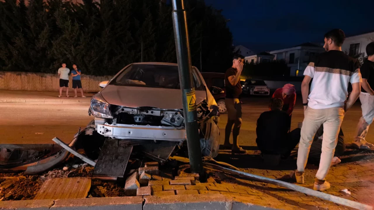 Bursa'da trafik kazası! Yaralı gence ilk m&uuml;dahale doktor olan babasından geldi...