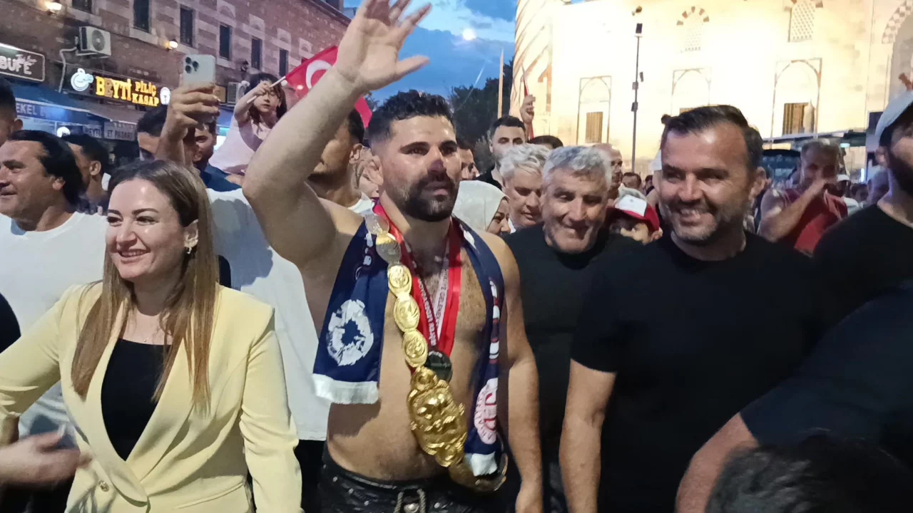 Kırkpınar'ın yeni başpehlivanı Erkan Taş Edirne'de coşkuyla karşılandı!