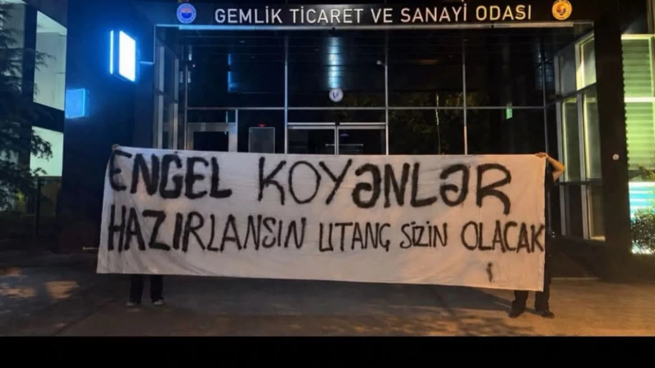 Bursa'da Gemlikspor taraftarından Belediye ve TSO &Ouml;n&uuml;nde Destek &Ccedil;ağrısı