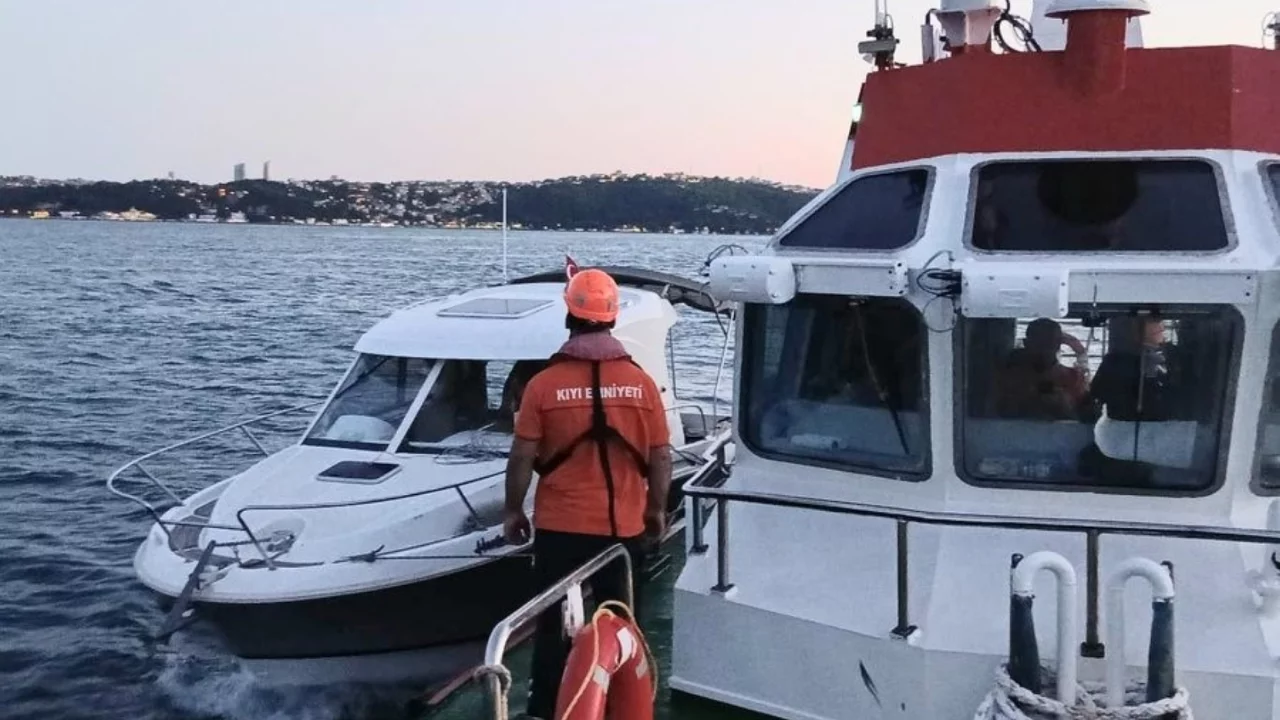 Sarıyer a&ccedil;ıklarında su alan tekne kurtarıldı