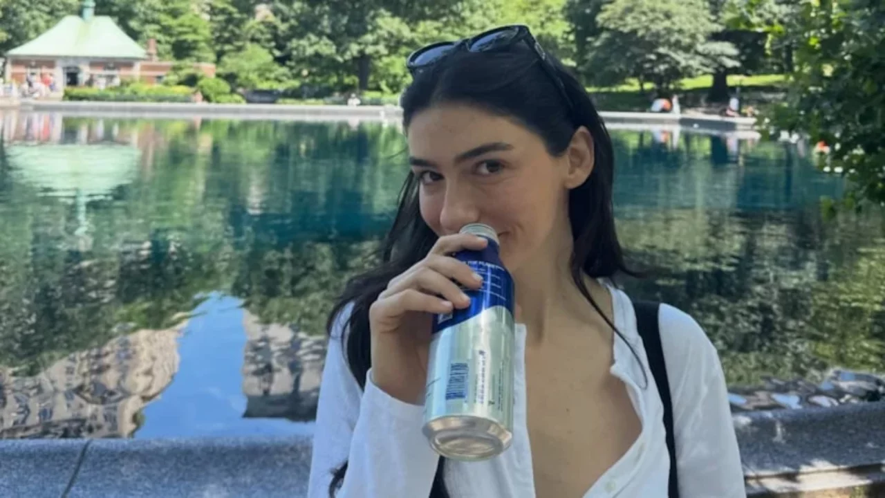 Hazar Ergüçlü sezonu denizde açtı! Tatil pozları kısa sürede sosyal medyanın gündemine oturdu