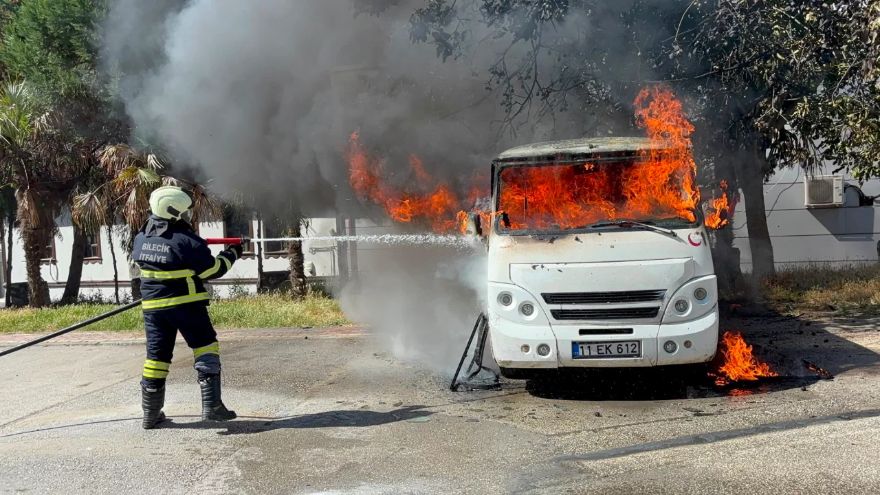 Park halindeki minib&uuml;s alev alev yandı