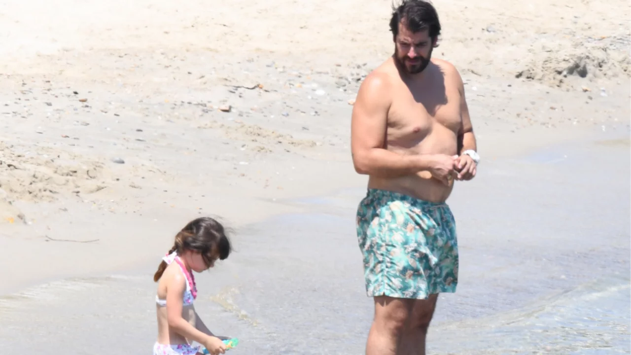 &Ouml;zge &Ouml;zer ve Sinan G&uuml;lery&uuml;z Bodrum'da aile tatilinde! K&uuml;&ccedil;&uuml;k Eva Luna da denizin tadını &ccedil;ıkarıyor