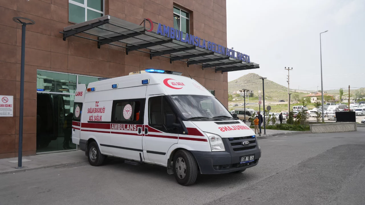 Otomobilin çarptığı motosiklet sürücüsü hayatını kaybetti