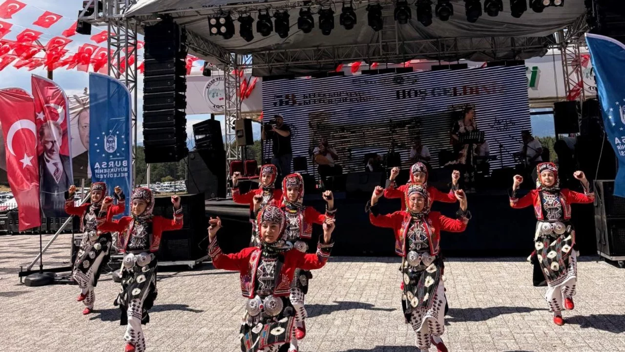 Kocayayla Şenlikleri'nde Yenişehir Belediyesi Halk Dansları Topluluğu'na b&uuml;y&uuml;k alkış!