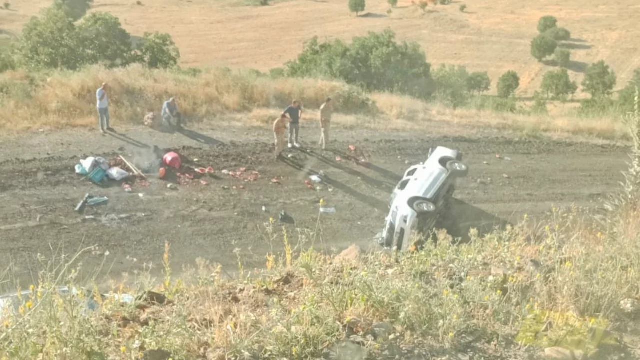 Şarampole yuvarlanan kamyonda can pazarı! 4 yaralı var...