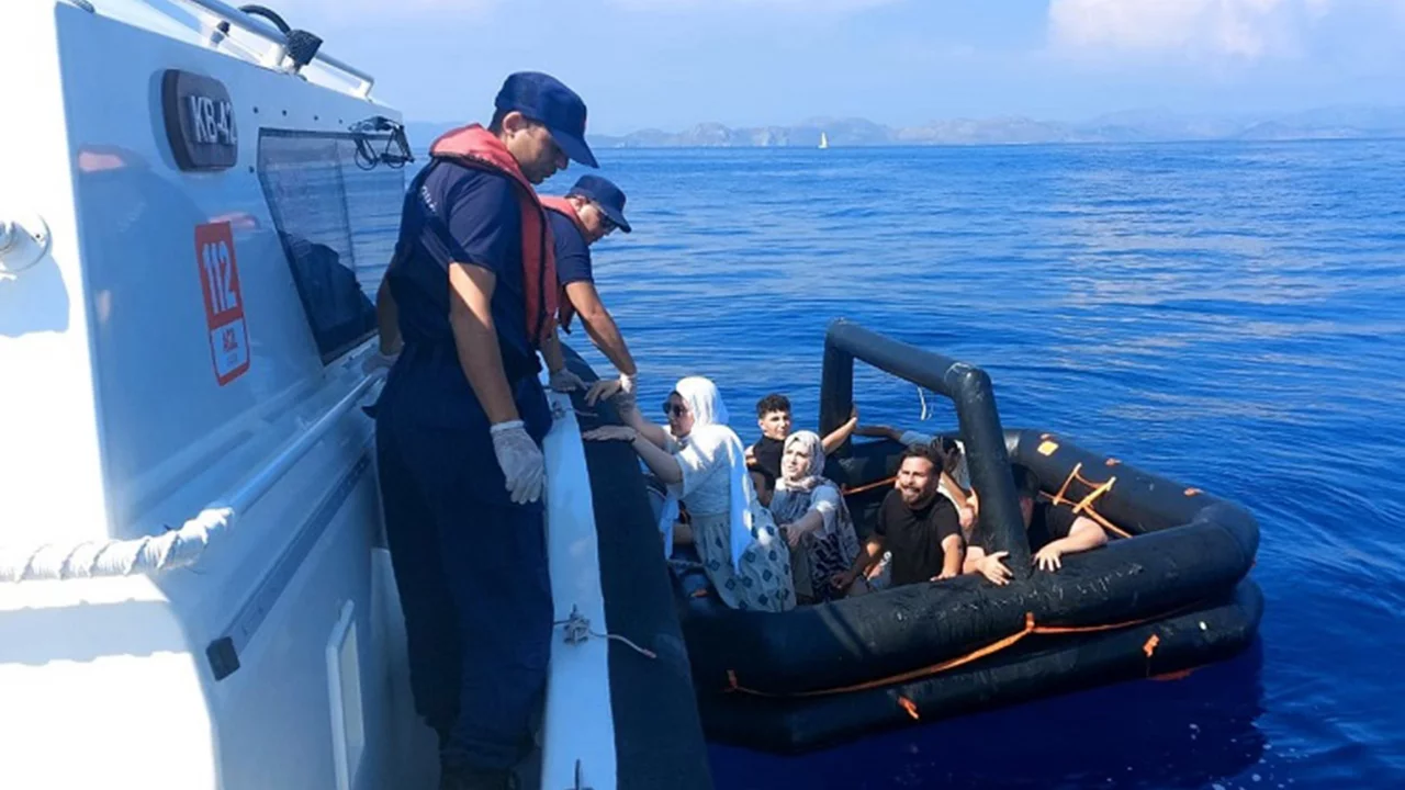 Marmaris açıklarında can salında ölümle burun buruna kalan 8 göçmen kurtarıldı