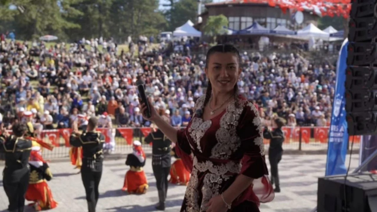 Kocayayla'da Menteşeli Cengiz r&uuml;zgarı! Binlerce kişi t&uuml;rk&uuml;lere hep bir ağızdan eşlik etti