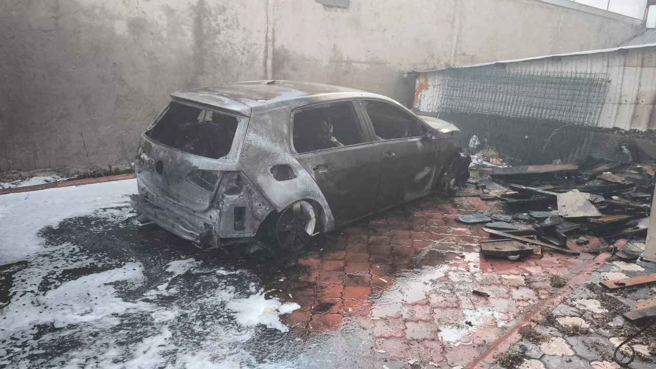 Batman'da korku dolu anlar! Park halindeki 3 otomobil alevlere teslim oldu