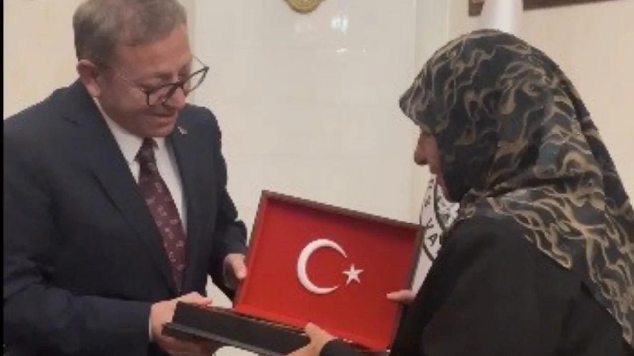 Duygulandıran anlar! Makam aracındaki T&uuml;rk bayrağını &ouml;pen teyze, Vali tarafından ağırlandı