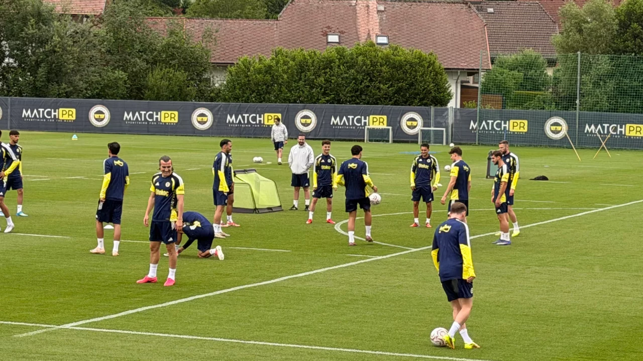 Fenerbahçe, Avusturya'da günü çift antrenmanla tamamladı