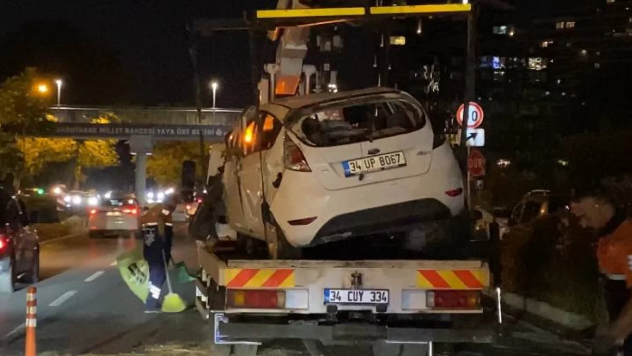 Kaza anında ortalık savaş alanına d&ouml;nd&uuml;! Bakırk&ouml;y'de otomobil devrildi, 4 kişi faciayı kıl payı atlattı