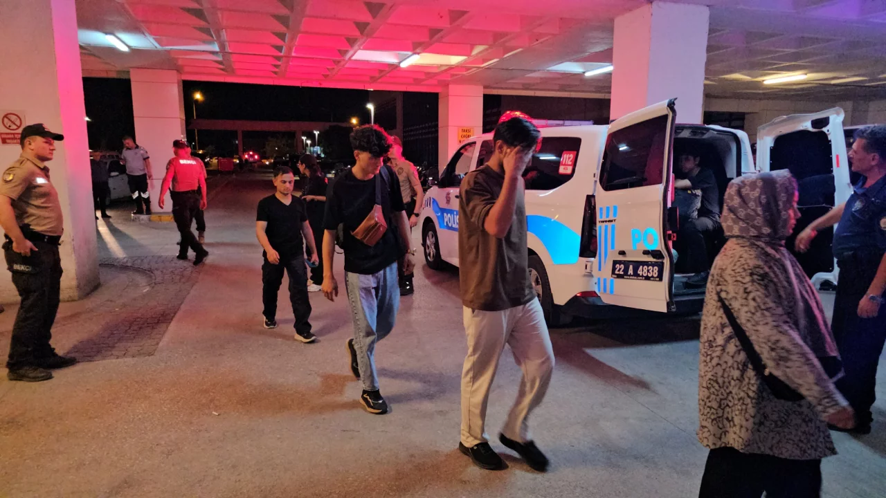 Edirne'de polis takibinden ka&ccedil;amadı! Minib&uuml;sten 24 ka&ccedil;ak g&ouml;&ccedil;men &ccedil;ıktı