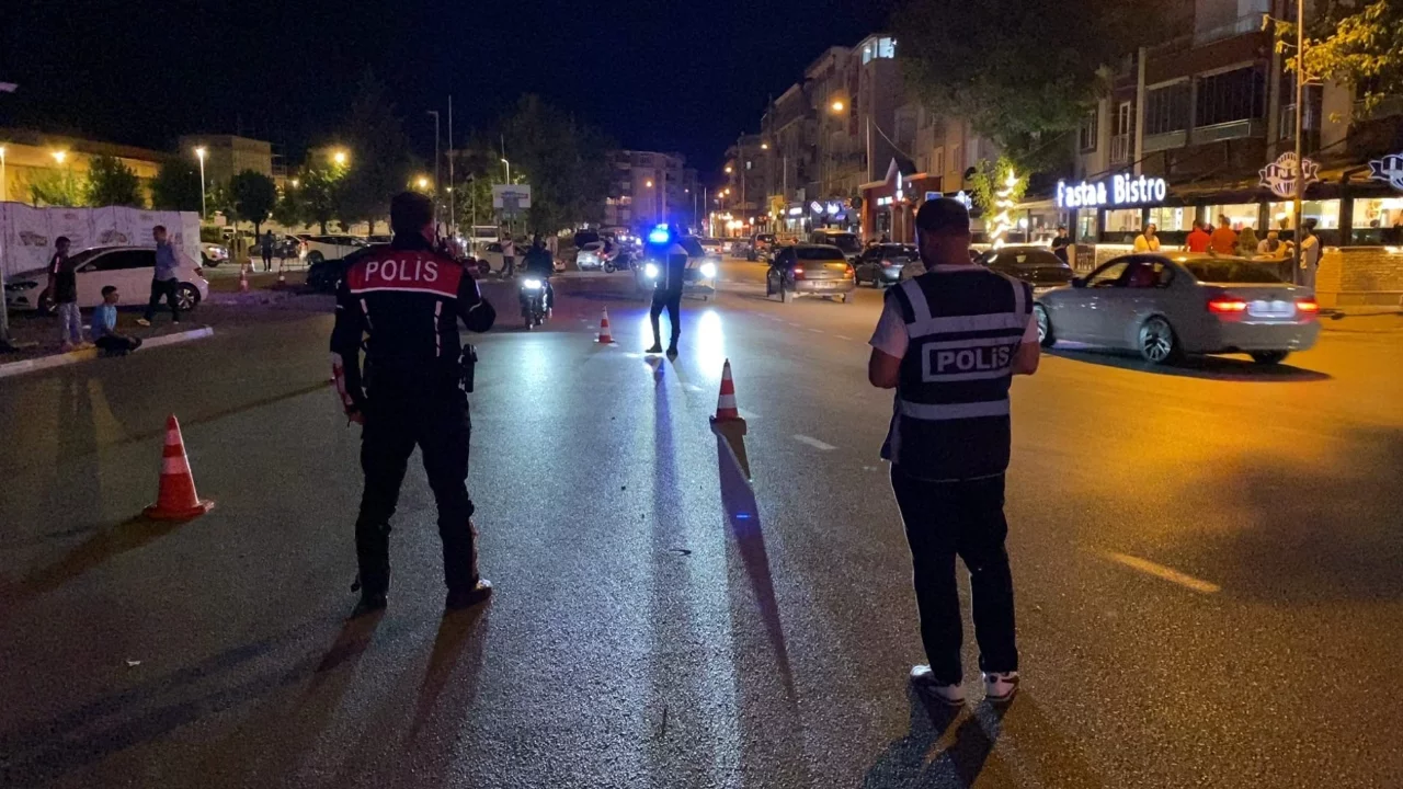 Bursa'da 200 polisin katıldığı asayiş uygulaması! Y&uuml;zlerce şahıs sorgulandı...