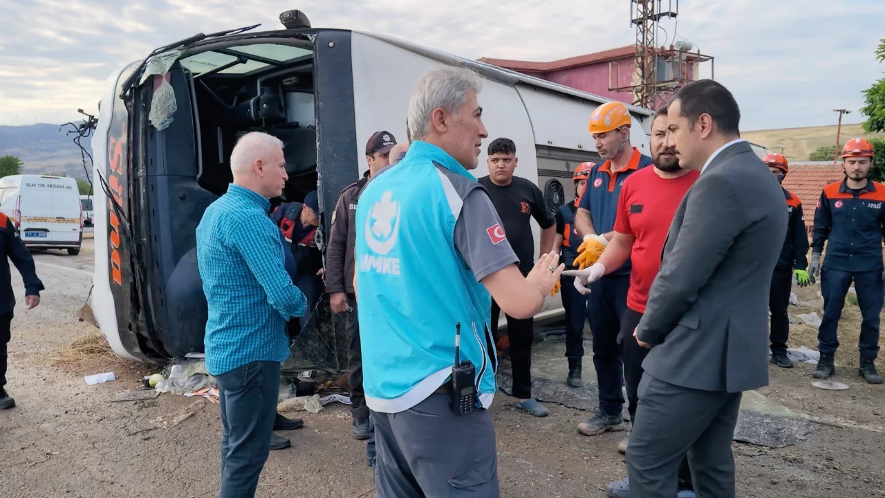 Yolcu otobüsü devrildi! Ölü ve çok sayıda yaralı var...