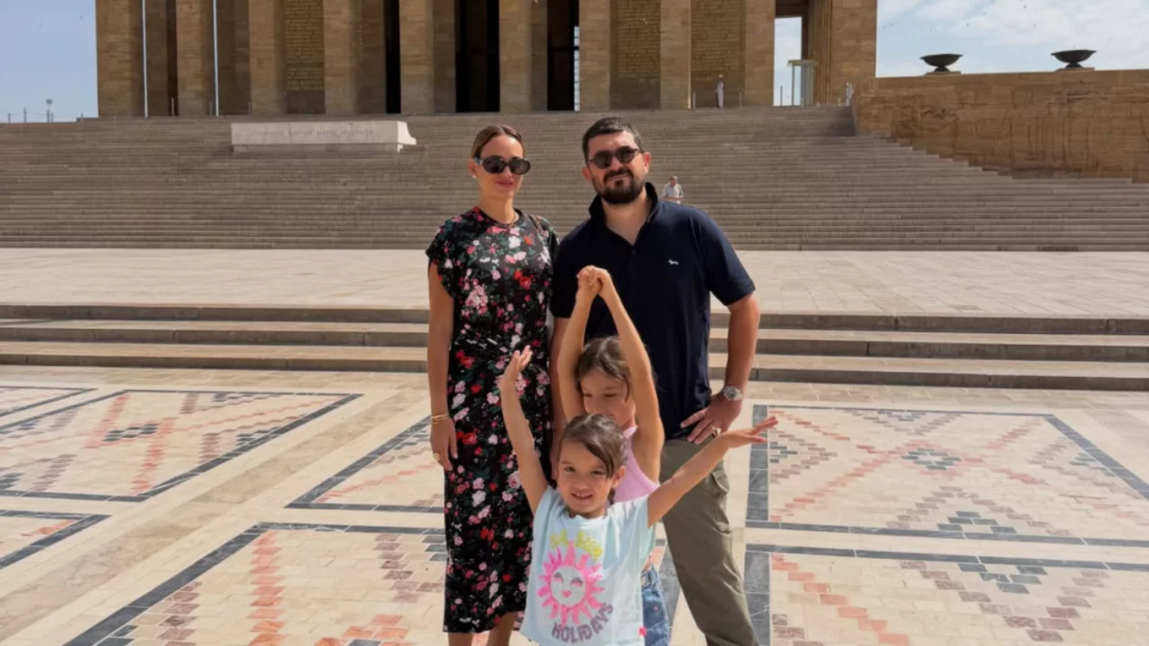 Seda Bakan'dan anlamlı Anıtkabir ziyareti! ailesiyle paylaştığı kareler b&uuml;y&uuml;k ilgi g&ouml;rd&uuml;