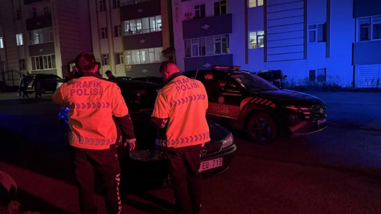Polisin 'dur' ihtarına ka&ccedil;arak karşılık verdi!