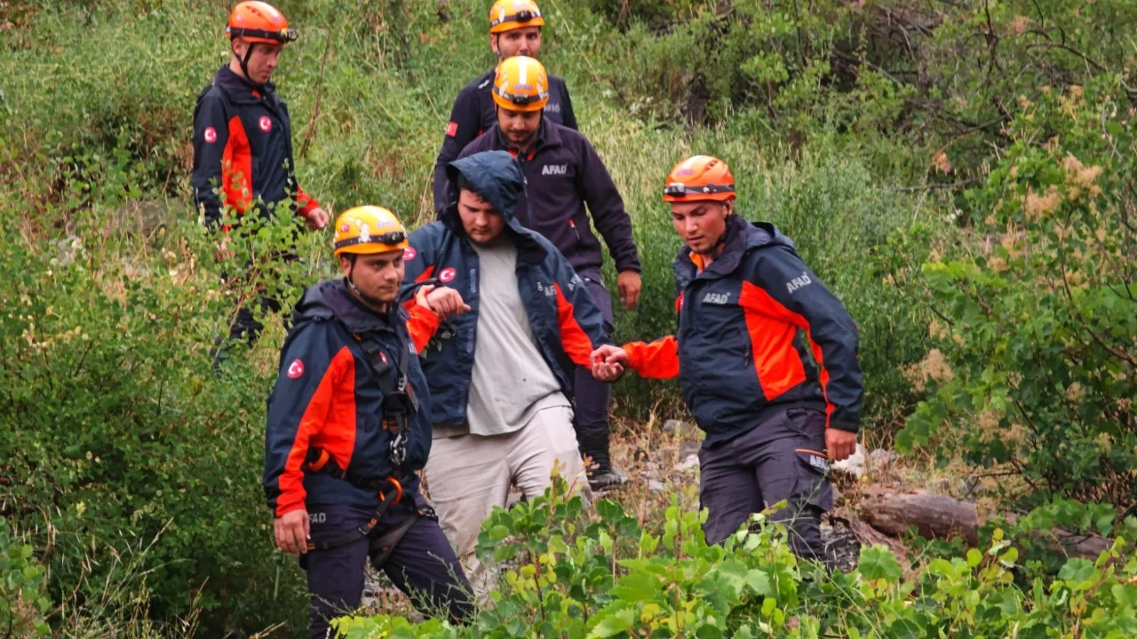 Kayalık alanda mahsur kalan gen&ccedil;, AFAD'ın 2 saatlik operasyonuyla kurtarıldı